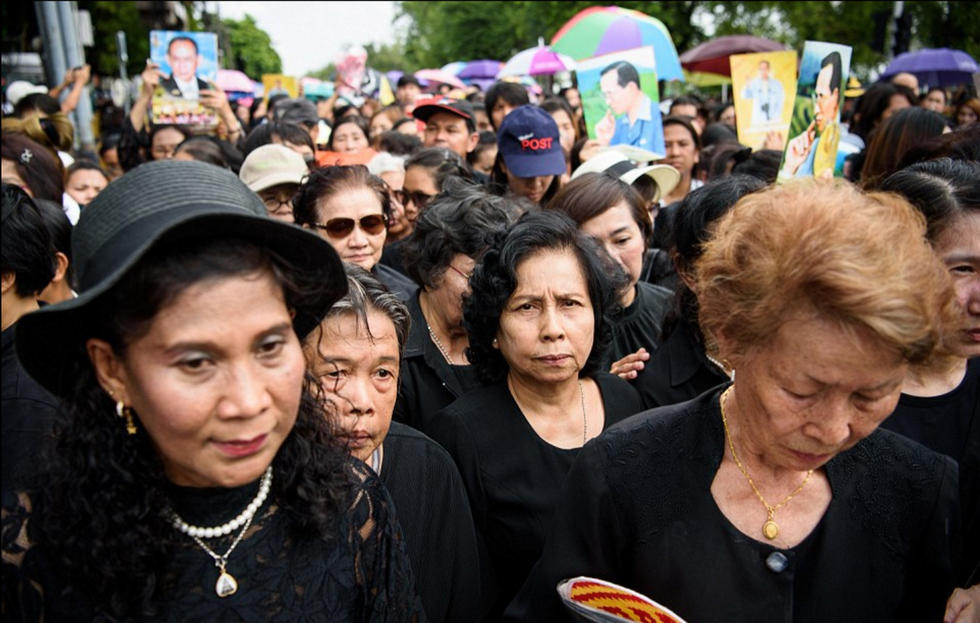 泰国30天国丧开始 全国黑衣脱销