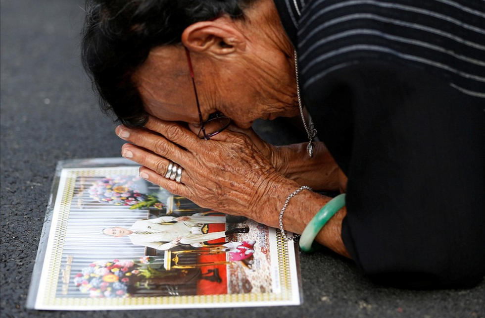 泰国30天国丧开始 全国黑衣脱销