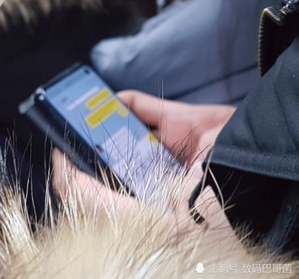 三星S10真机曝光:配曲面OLED开孔屏 下巴比