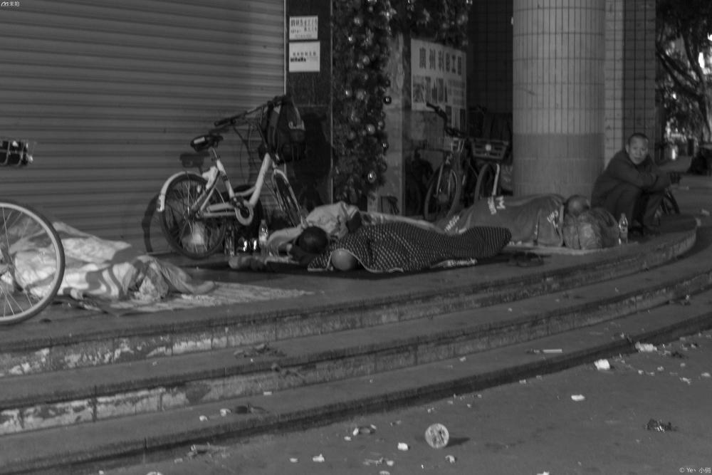 那些睡在广州大街上的流浪汉,一床被子就是一个家