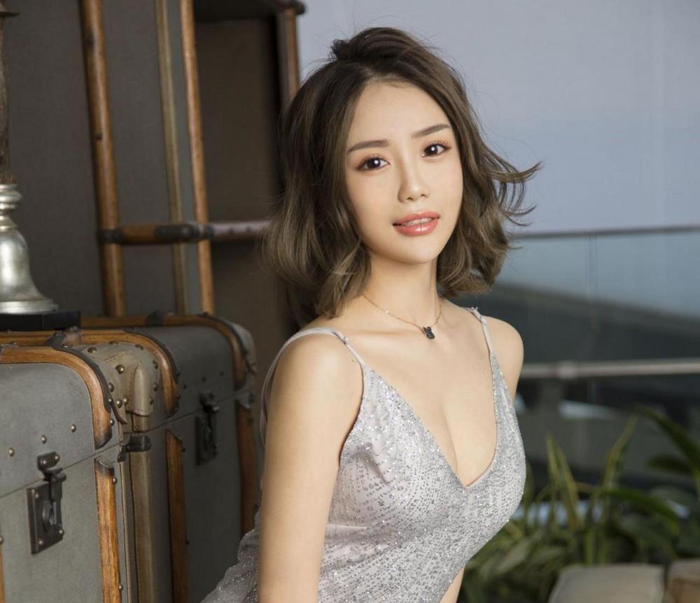 丽人摄影,侧颜超迷人的美丽女神,俊俏脸庞婀娜身姿令人着迷!