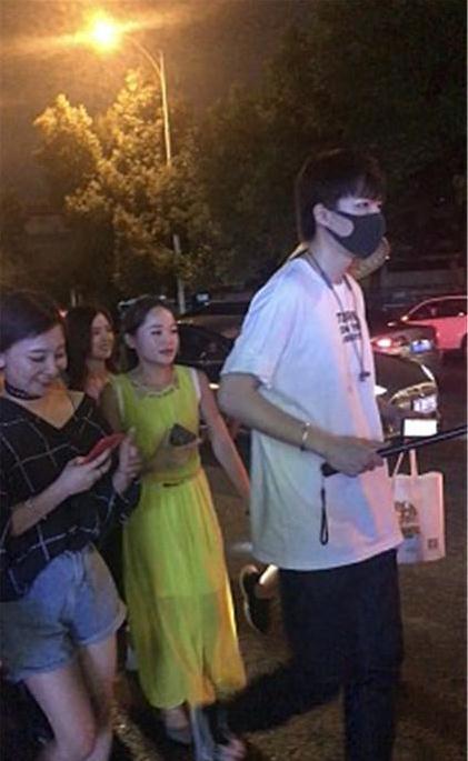 "摩登兄弟"刘宇宁深夜街头玩直播获女粉紧跟,蹲地抱小