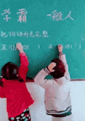 搞笑gif图:小伙是经历了什么磨难,后面是自己砸出来的