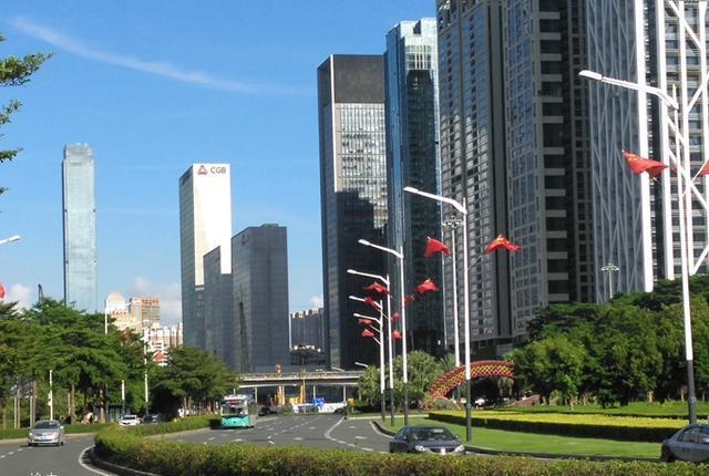 福田段沿途经过中信城市广场,华强北商业街,上海宾馆,中心公园,市民