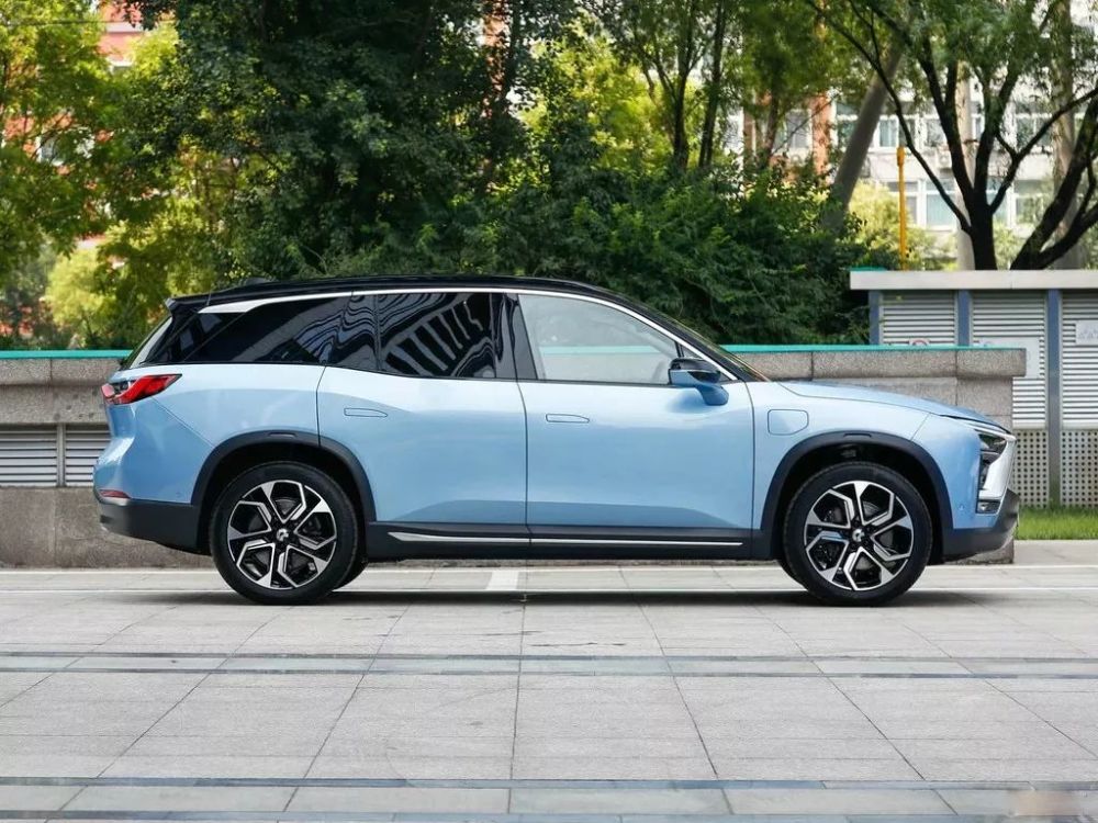 es6 es8 蔚来es6定位为一款 中型suv,车身颜色共有天蓝,云白,同温层蓝