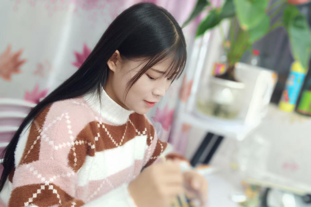 95后女孩送外卖因"初恋"脸被热捧,被迫拉黑500多人