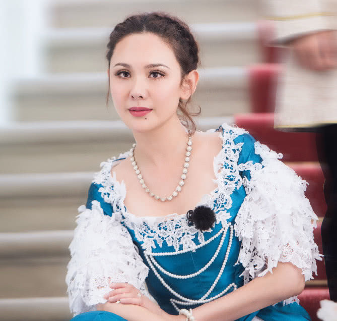 41岁程莉莎晒旧照,年轻时美若天仙,郭晓东却夸赞岳母比老婆美
