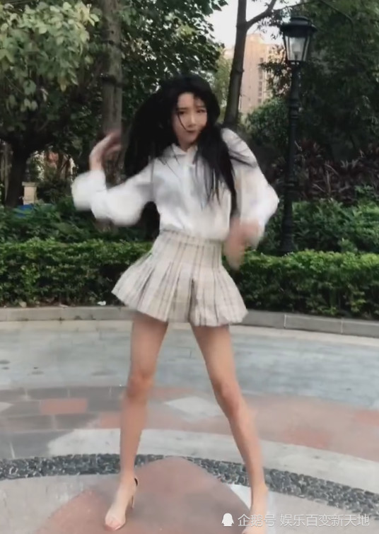你觉得女装大佬艾比的脚这么小,是有什么原因吗?