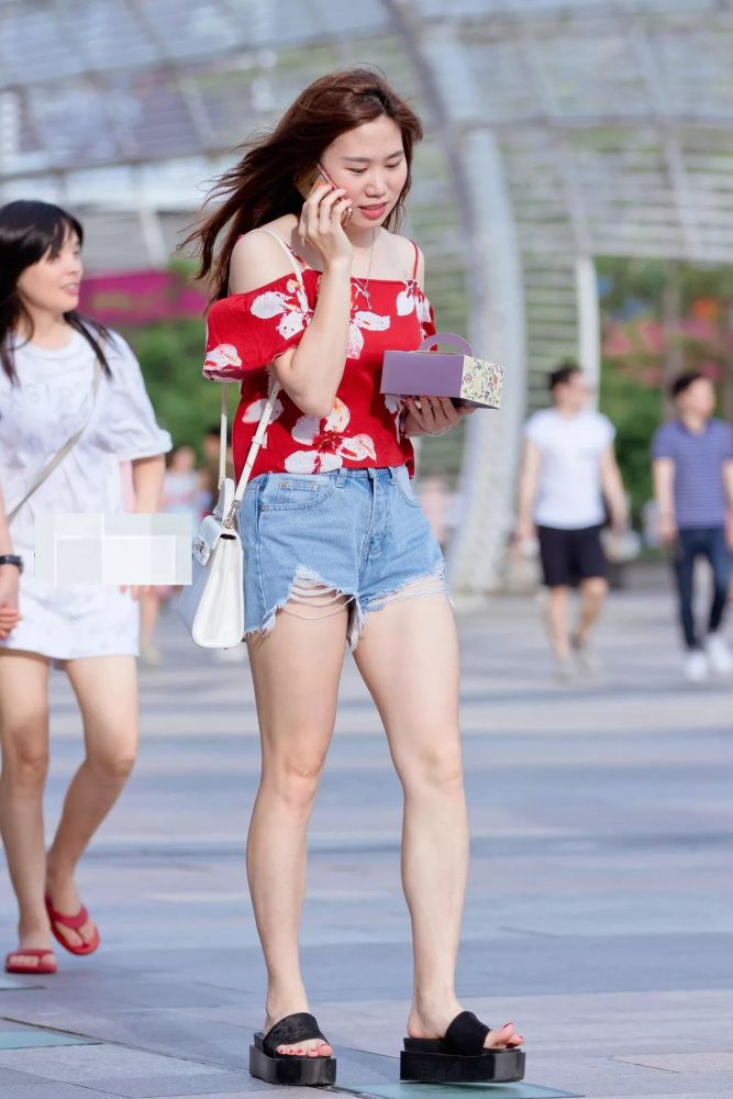 街拍牛仔热裤高挑白皙丰腴时尚小姐姐!