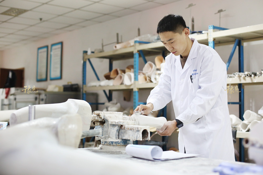 河南14岁少女先天畸形遭父母遗弃 渴望长高