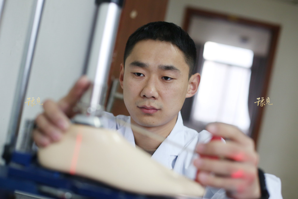 河南14岁少女先天畸形遭父母遗弃 渴望长高