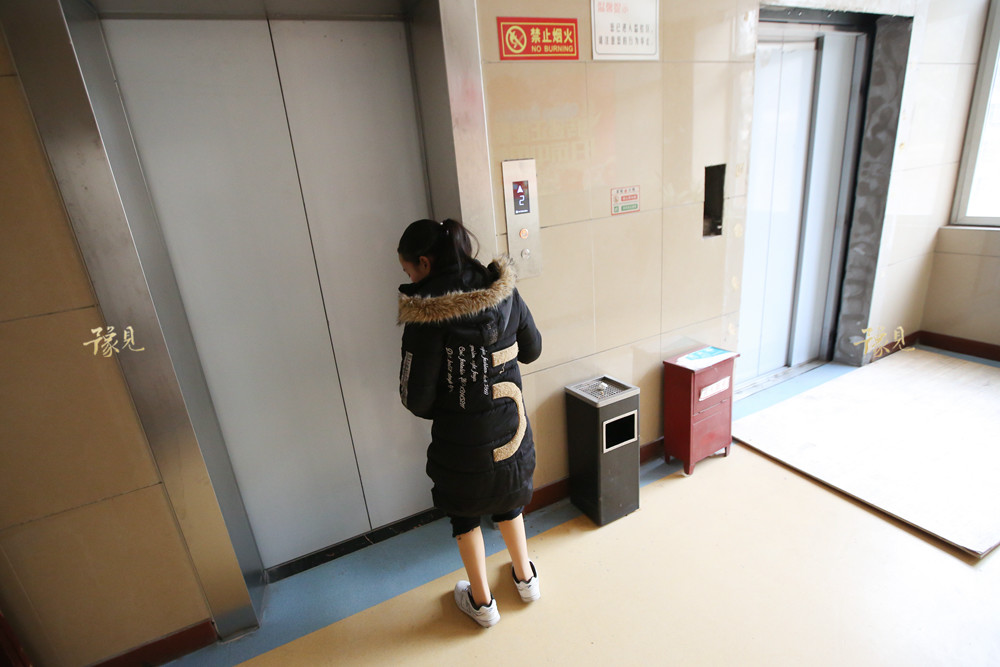 河南14岁少女先天畸形遭父母遗弃 渴望长高