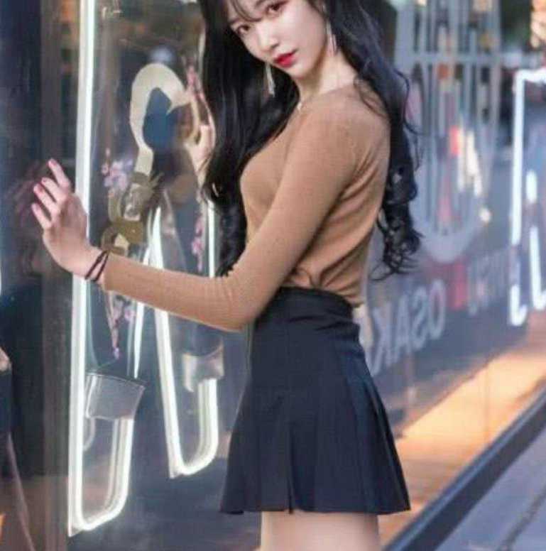 女装大佬穿上"齐裆短裙",公然在大街热舞,网友:压得一手好枪