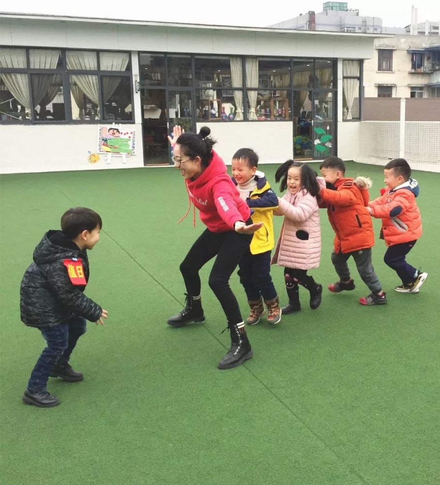 和老师一起玩"老鹰捉屑鸡"