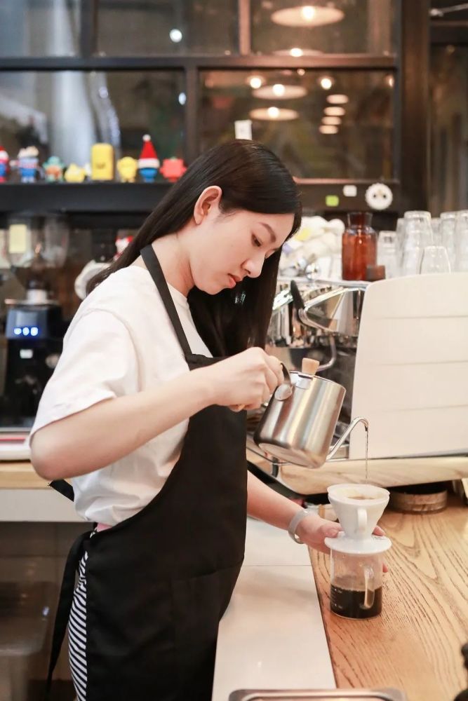 慧恒 晓晓喜欢制作手冲咖啡,她说自己可能对咖啡"上瘾"了.