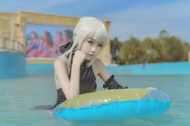 cos:阿尔托莉雅水着泳装,无拘无束的像个孩子!