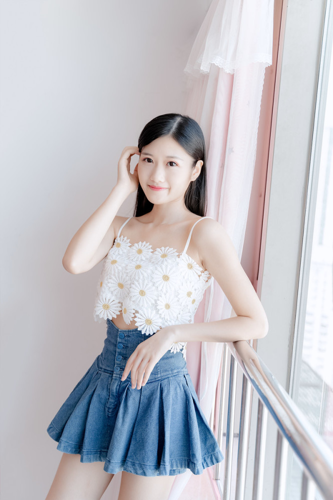 翘臀美女吊带装,皮肤白皙美腿性感