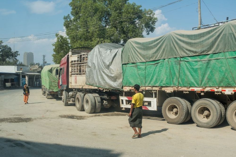 缅甸木姐市实拍:大货车排队几公里等待进中国拉货,经常排好几天