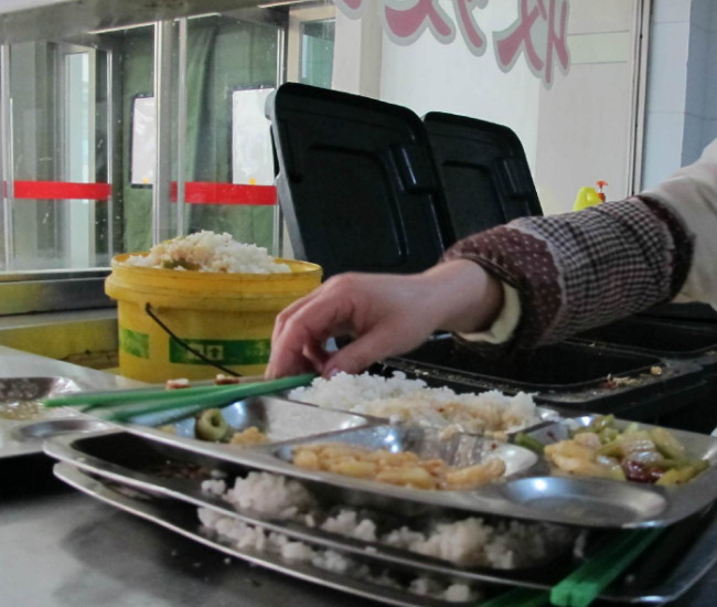 而大学生作为高素质群体在这方面的做法还比不过食堂的工作人员,所以