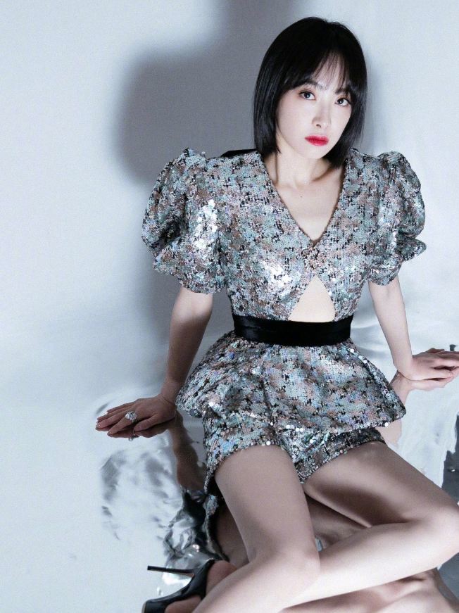 宋茜是"腰精"吧?手往腰上一放透露了腰围,巴掌腰无疑了!