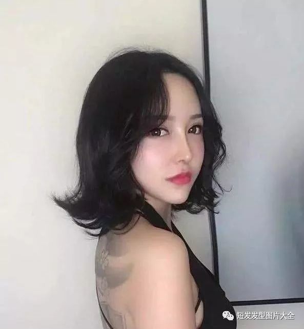 圆脸居然也可以这么好看 2018 抖音网红发型 中长发最新发型女!