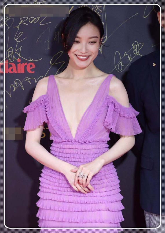 倪妮与卢靖姗同穿深v礼服,事业线却都不及王菊来的敞亮