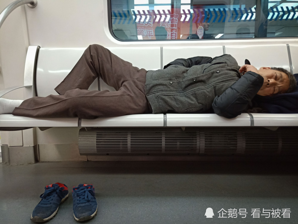 天津一大爷地铁上脱鞋睡觉 气味辣眼