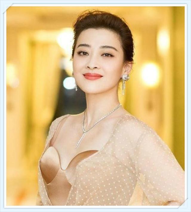 70后女演员,年龄差几乎看不出来,梅婷林心如章子怡三人同框