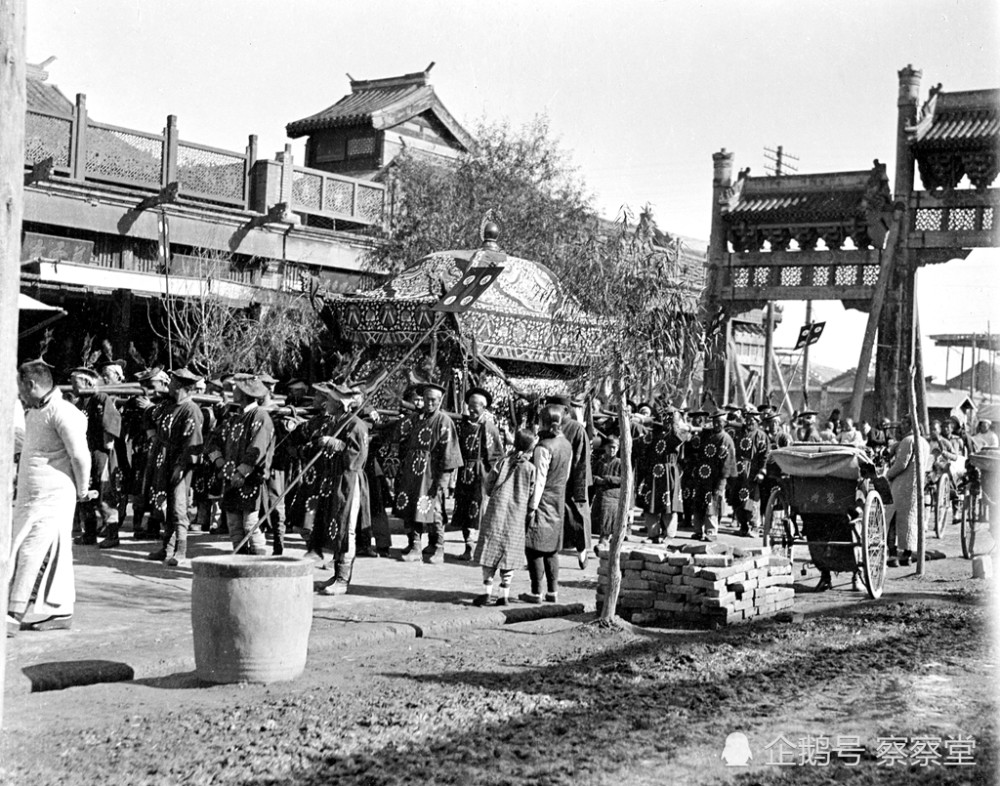 老照片:1917年的中国社会,仿佛还在古代,葬礼倒是现代