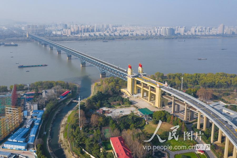 2018年12月18日,航拍维修后的南京长江大桥.