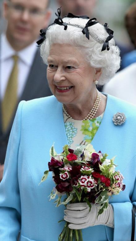 年龄并没有改变英国女王对时尚潮流的认知,反而她打扮越来越超前了.