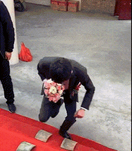 搞笑gif图:只能说这风实在是太大了,被子都直接把小孩