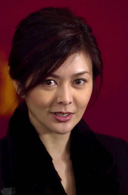 56岁关之琳近照太能打,美腿十分抢镜,惊艳过时光的女人