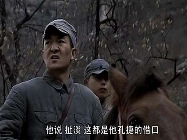 亮剑对比:孔捷的连长像小白脸?王有胜面无表情,像是在开玩笑!