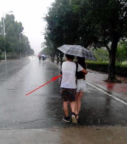 兄弟,你看看都被雨淋湿了,看看你的后背