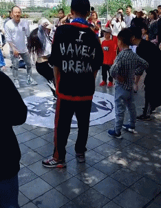 精选搞笑段子和最有趣的灵魂 年老心不老,年轻时大妈也是舞林高手!