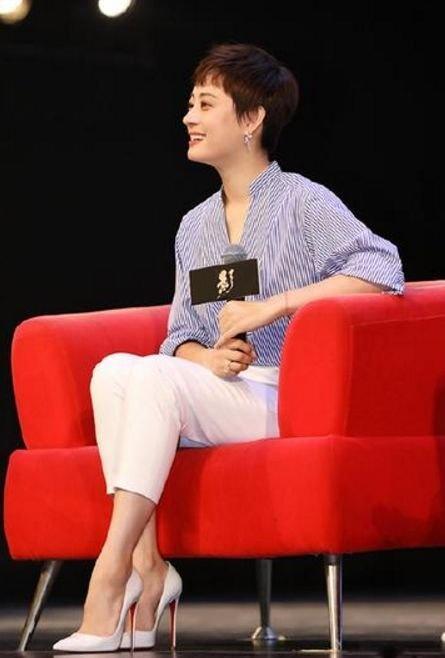 孙俪出席活动老穿这鞋,价格扒出后,网友评论勤俭持家