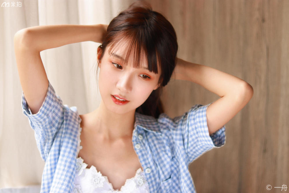 少女私房,不经意的一个低头绾发也很美.