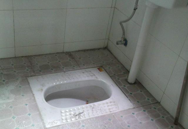卫生间装"马桶"还是"蹲厕"?很多人弄错了,难怪下水道经常堵