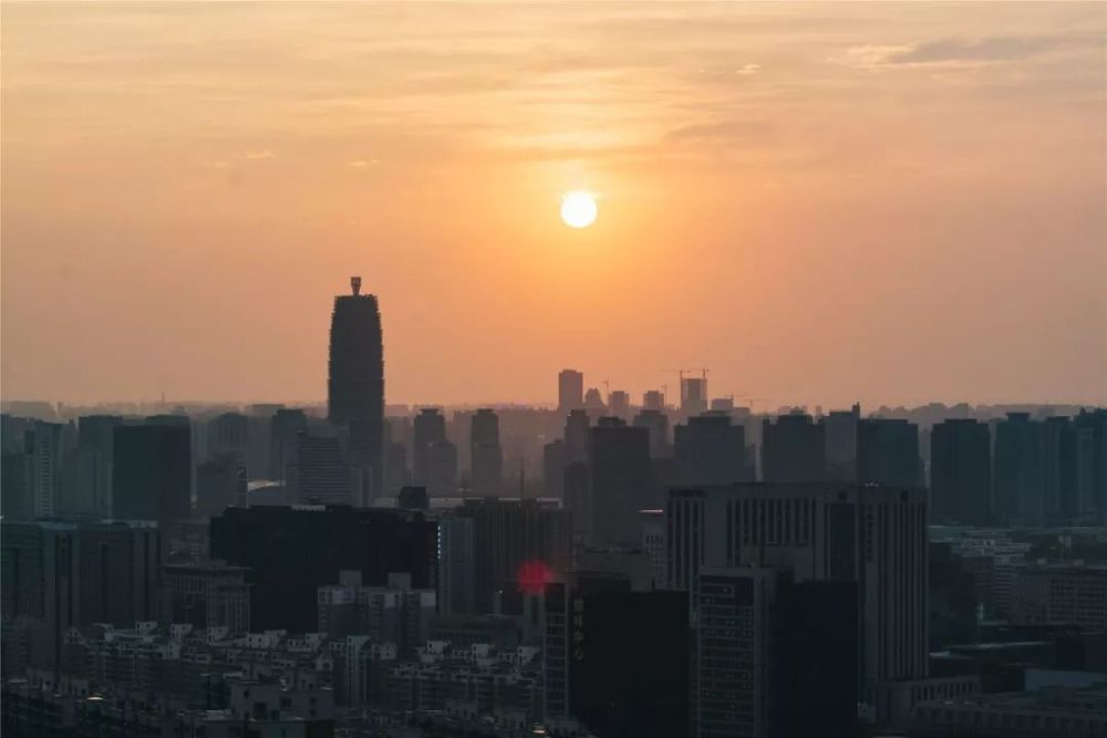 黄昏的郑州./全景