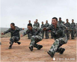 士兵犯错怎么处罚?老兵:没有什么是一趟鸭子步解决不了的!