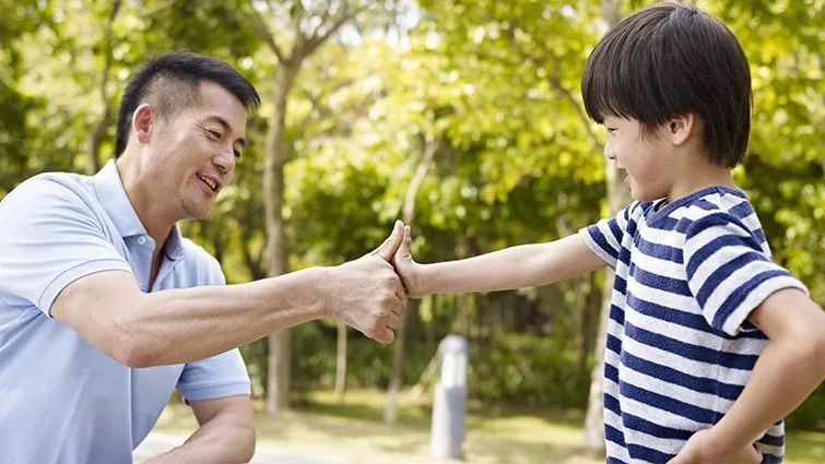 父母倾注爱和情感的投入,跟孩子愉快而和谐的双向沟通,让孩子变得更