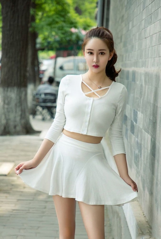 街拍:长腿妹子,长相甜美可爱,身材性感动人!