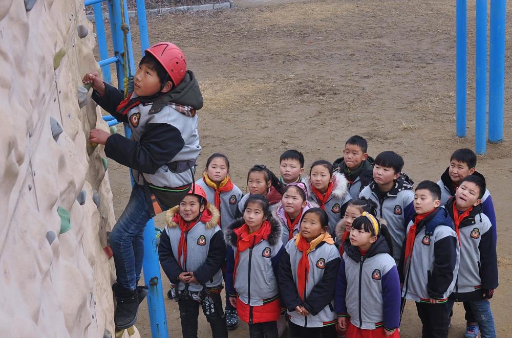 2018年12月19日,江苏省东海县青湖镇中心小学学生正在体验军事障碍