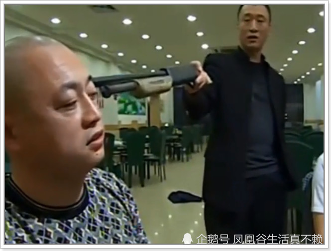 征服:刘华强被疯子用枪顶住脑袋,一句话看出内心的强悍,真老大