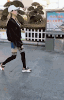 搞笑gif:美女,这下真的要堕入爱河了!