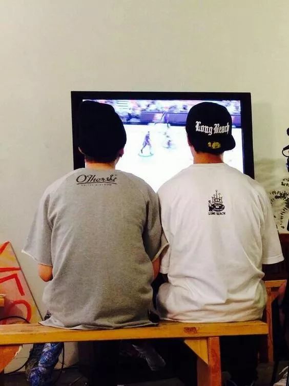 ctrl c ctrl v般的看电视背影 认真的高姿态!