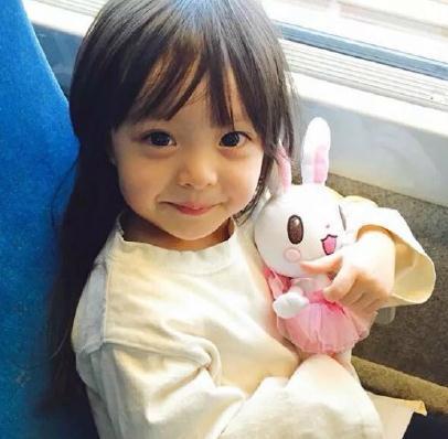 中日韩三国混血!5岁萝莉梨涡妹妹爆红