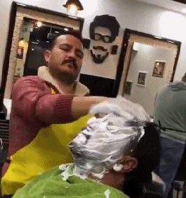 搞笑gif:理发师,你的态度好像不怎么友好,看起来这么凶