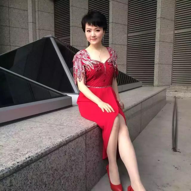 天生的优秀!福建双语主持人林瑛陶,"环球夫人"服你